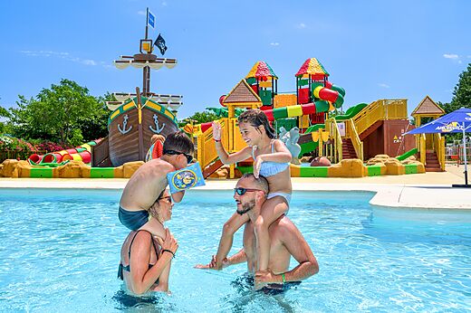 Wasserspielplatz, Familie im Pool, Camping CLICOCHIC Palmira Beach in Vendres-Plage.