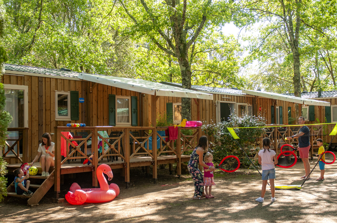 Family playing badminton in front of Mobile homes at CAPFUN Palombi�re campsite Sarlat (24).