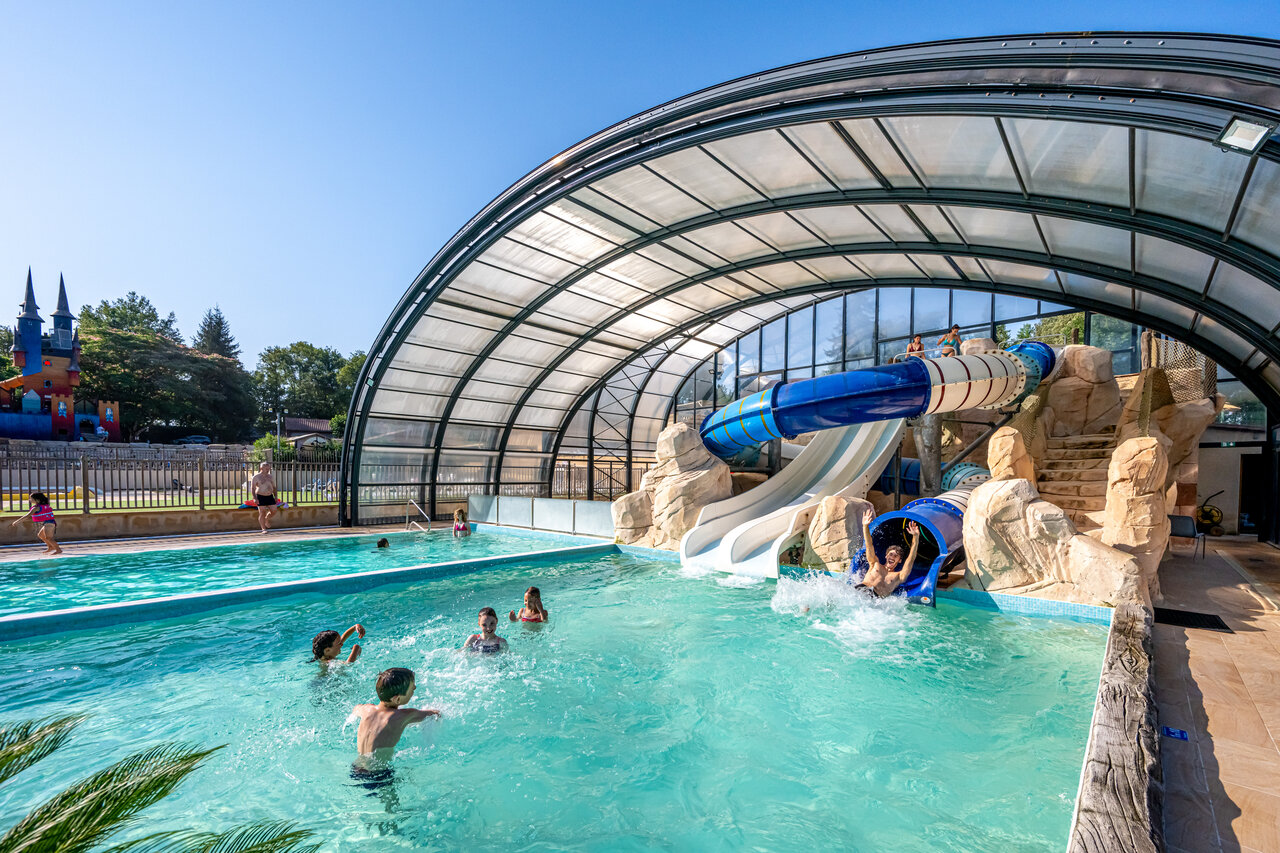 Covered pool, water slides, children playing at CAPFUN Palombi�re campsite in Sarlat (24).