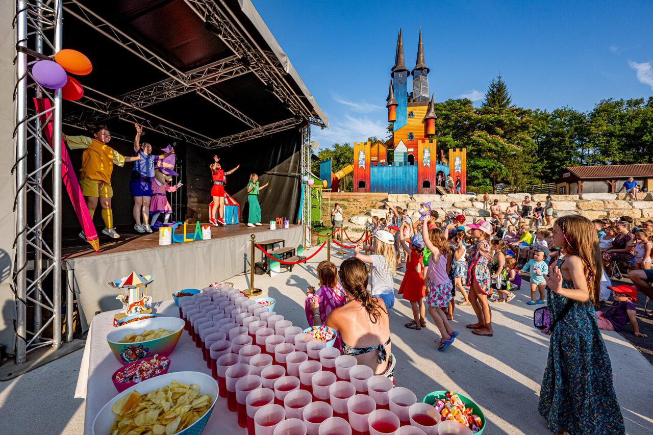 Children's entertainment show and play castle at CAPFUN Palombi�re campsite in Sarlat (24).