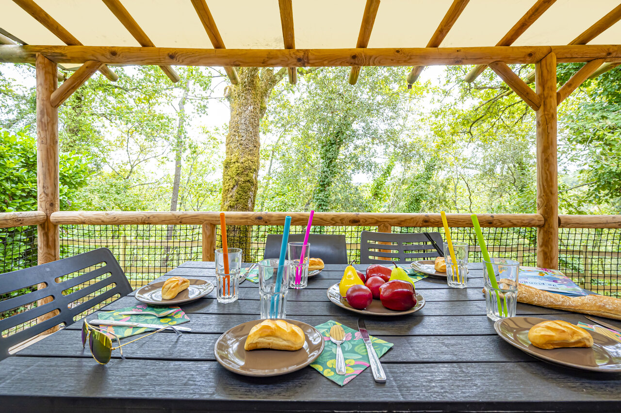 Outdoor dining table on Mobil-home terrace at CAPFUN Palombi�re in Sarlat (24).