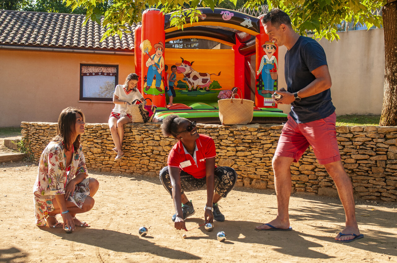 Lively p�tanque game and bouncy castle at CAPFUN Palombi�re campsite in Sarlat (24).