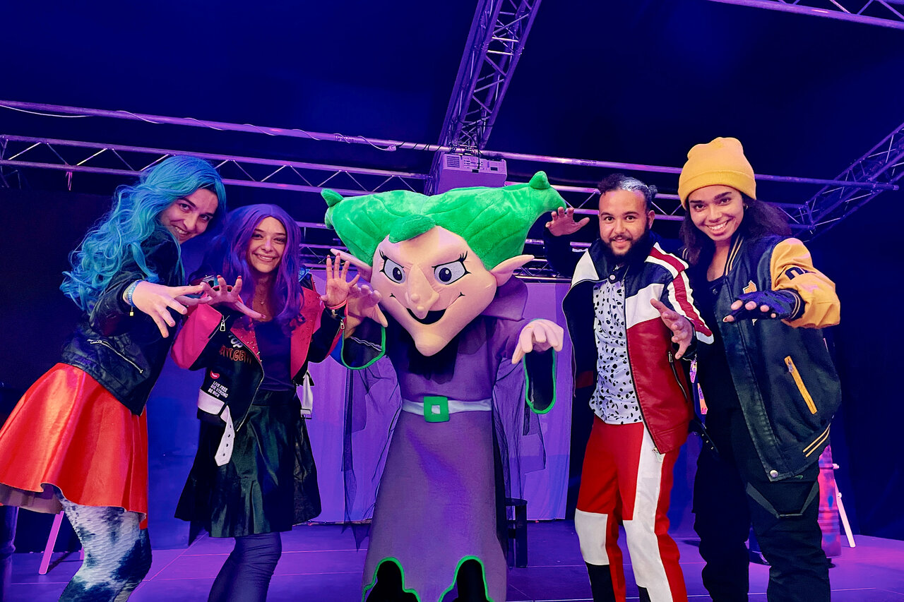 Animation show with characters and entertainers at CAPFUN Palombi�re campsite in Sarlat (24).