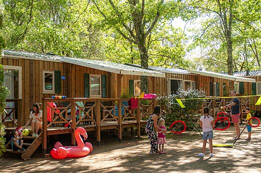 Holz-Mobilheime, Familien spielen auf Campingplatz CAPFUN Palombière in SAINT-NATHALENE (24).