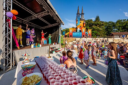 Kinderanimationsshow mit Spielschloss auf dem Campingplatz CAPFUN Palombière in SAINT-NATHALENE (24).