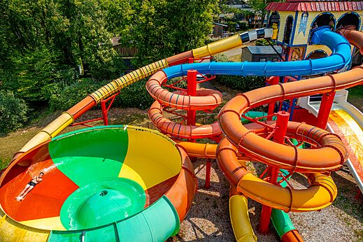 Riesen-Wasserrutschen und Wasserbecken auf Camping CAPFUN Palombière SAINT-NATHALENE (24).