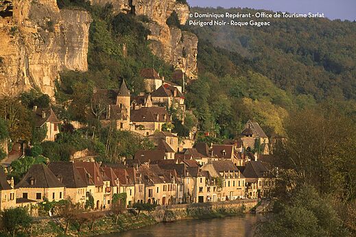 Dorf La Roque-Gageac am Fluss Dordogne, Périgord Noir.