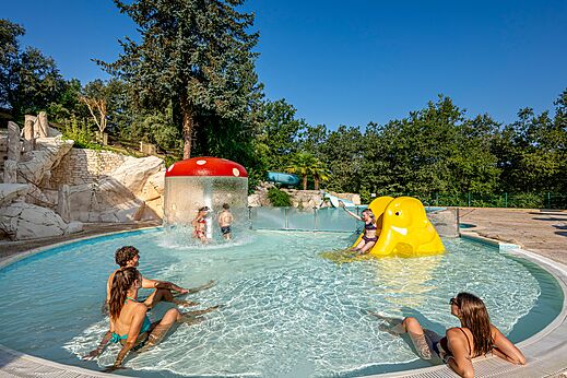 Schwimmbad, Wasserspiele auf dem Campingplatz CAPFUN Palombière in SAINT-NATHALENE (24).