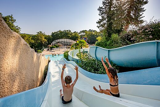 Kinder auf Wasserrutschen und Freibad auf dem Campingplatz CAPFUN Palombi�re in SAINT-NATHALENE (24).