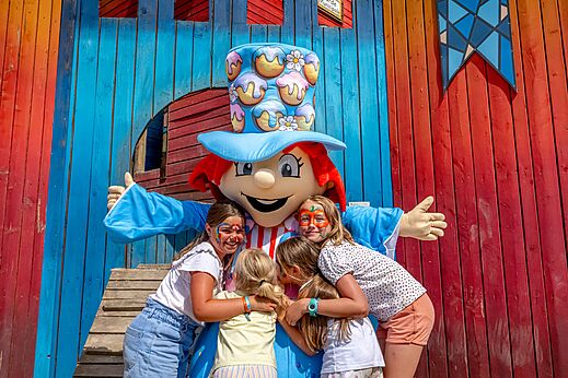 Fröhliche Kinder, Kinderschminken und Maskottchen auf CAPFUN Palombière, SAINT-NATHALENE (24).
