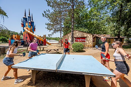 Belebtes Tischtennisspiel und Schloss-Spielplatz auf dem Campingplatz CAPFUN Palombière in SAINT-NATHALENE (24).
