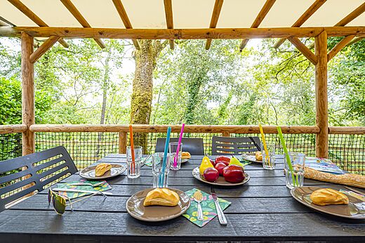Gedeckter Tisch auf Unterkunftsterrasse, auf dem Campingplatz CAPFUN Palombi�re in SAINT-NATHALENE (24).