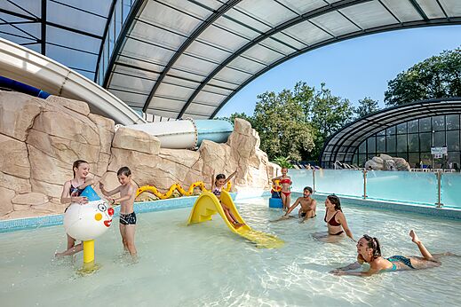 Überdachtes Schwimmbad, Rutschen und Wasserspiele auf dem Campingplatz CAPFUN Palombière in SAINT-NATHALENE (24).
