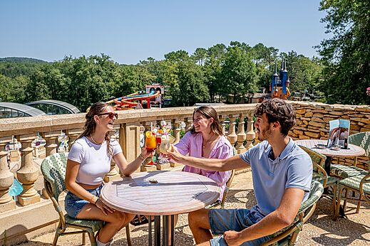 Freunde stoßen mit Cocktails auf Terrasse, CAPFUN Palombière, SAINT-NATHALENE (24).