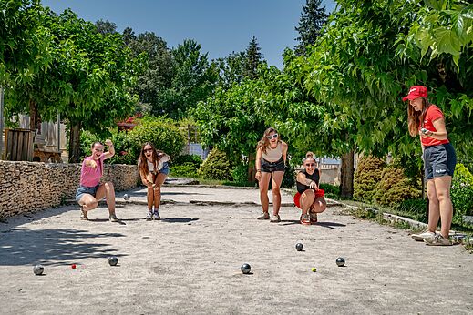Junge Frauen spielen Boule auf dem Campingplatz CAPFUN Palombière in SAINT-NATHALENE.