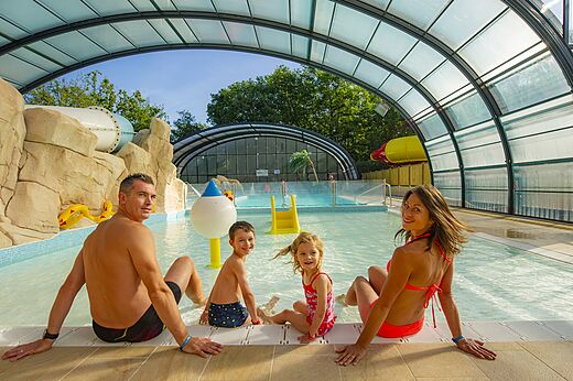 Überdachtes Schwimmbad, Rutschen, Familie Camping CAPFUN Palombière SAINT-NATHALENE (24).