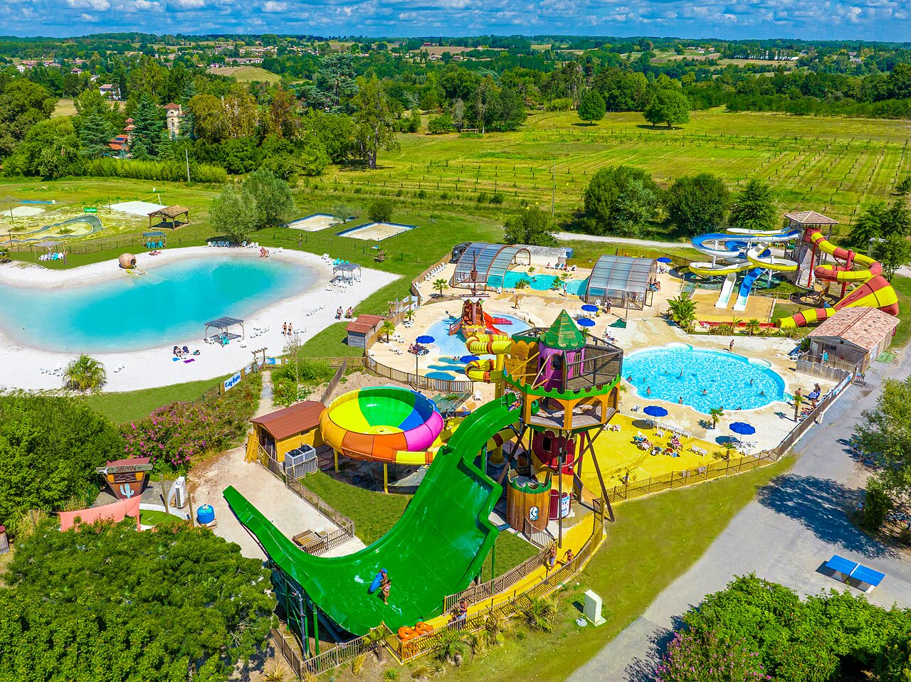 Large water park, slides and lagoon at CAPFUN Paradis de Bazas in BAZAS (33).