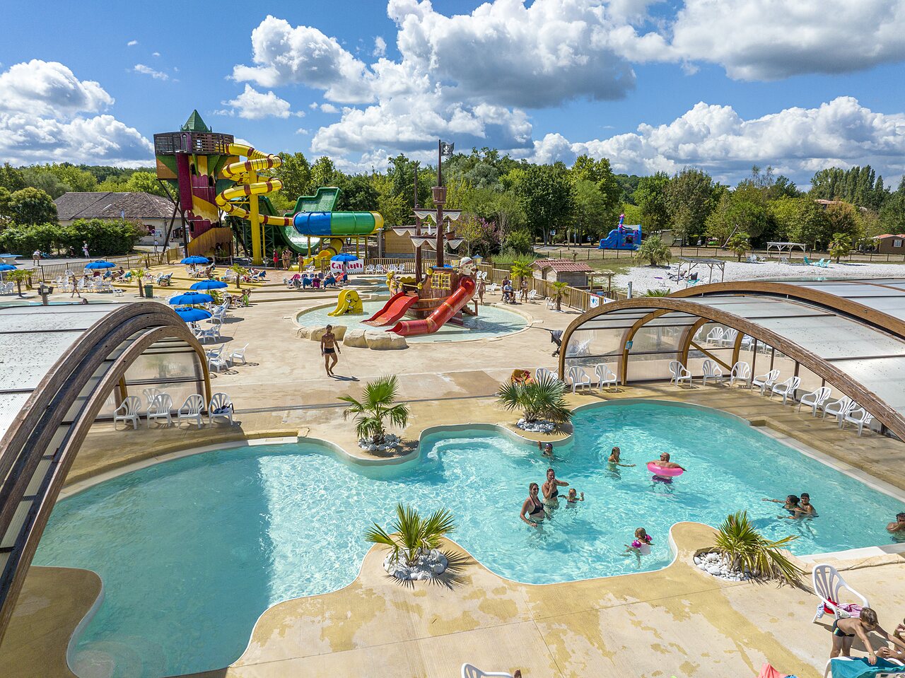 Water park with giant slides and pools at CAPFUN Paradis de Bazas campsite in BAZAS (33).