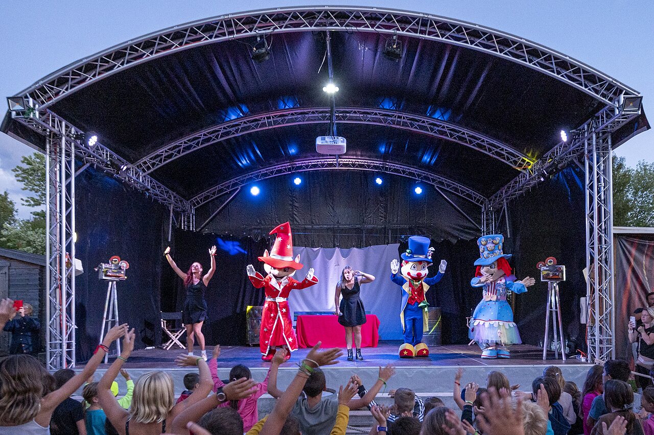 Animation show, mascots and children at CAPFUN Paradis de Bazas (33).