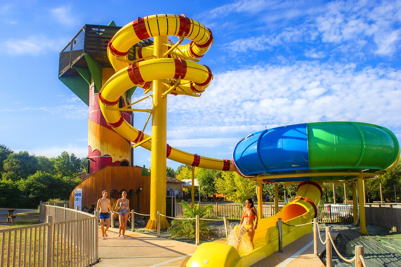 Giant water slides and water games at CAPFUN Paradis de Bazas campsite (33).