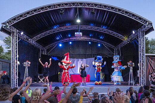 Animationsshow mit Maskottchen und K�nstlern auf der B�hne des CAPFUN Paradis de Bazas in BAZAS (33).