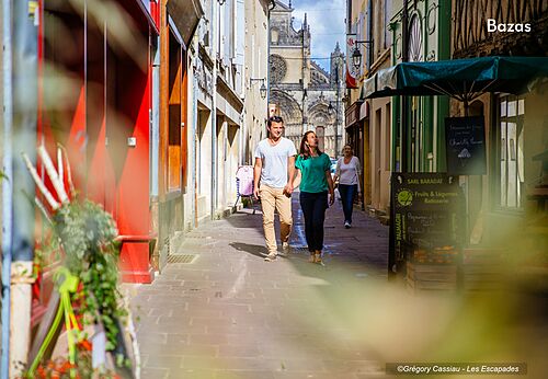 Historische Stra�e in Bazas mit Kathedrale, ein Ausflugsziel in Gironde.