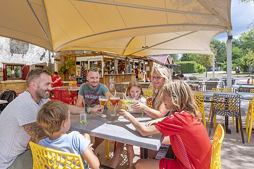 Familie st��t an der Bar des CAPFUN Paradis de Bazas (33) an.
