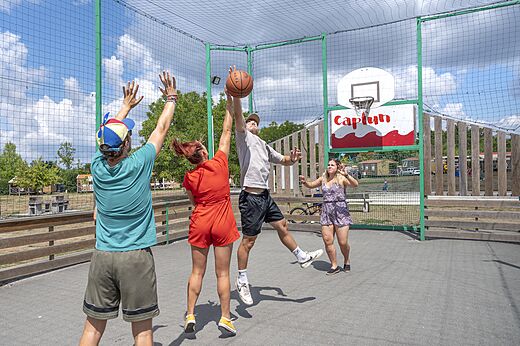 Basketball auf dem Multisportplatz des Campingplatzes CAPFUN Paradis de Bazas (33).