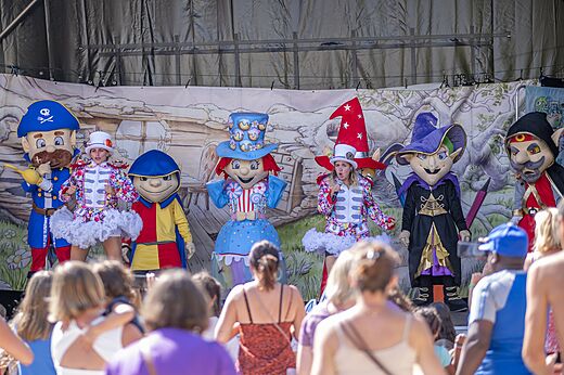 Animationsshow mit Maskottchen und Animateuren auf dem Campingplatz CAPFUN Paradis de Bazas (33).