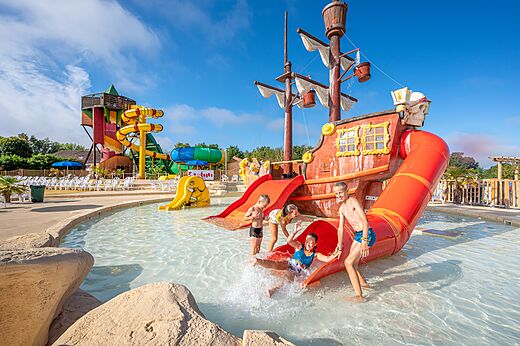 Wasserrutschen, Piratenschiff und Kinder am Campingplatz CAPFUN Paradis de Bazas in BAZAS (33).