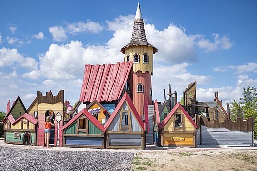 Thematischer Spielplatz mit Turm und kleinen H�usern auf dem Campingplatz CAPFUN Paradis de Bazas in BAZAS (33).