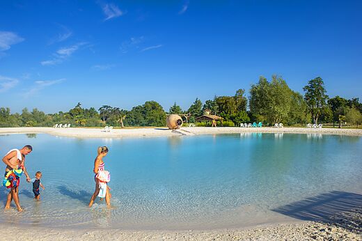Lagune k�nstlicher Strand und Familie auf dem Campingplatz CAPFUN Paradis de Bazas in BAZAS (33).