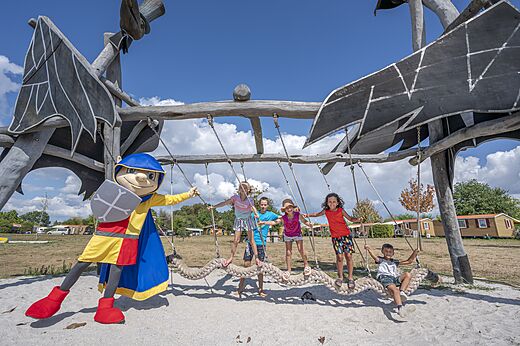 Spielplatz, Kinder, Maskottchen auf Campingplatz CAPFUN Paradis de Bazas in BAZAS.