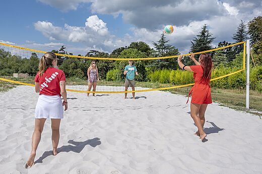 Beachvolleyball auf dem Campingplatz CAPFUN Paradis de Bazas in BAZAS (33).