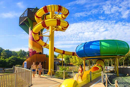 Riesige Wasserrutschen und Schwimmbad auf dem Campingplatz CAPFUN Paradis de Bazas (33).