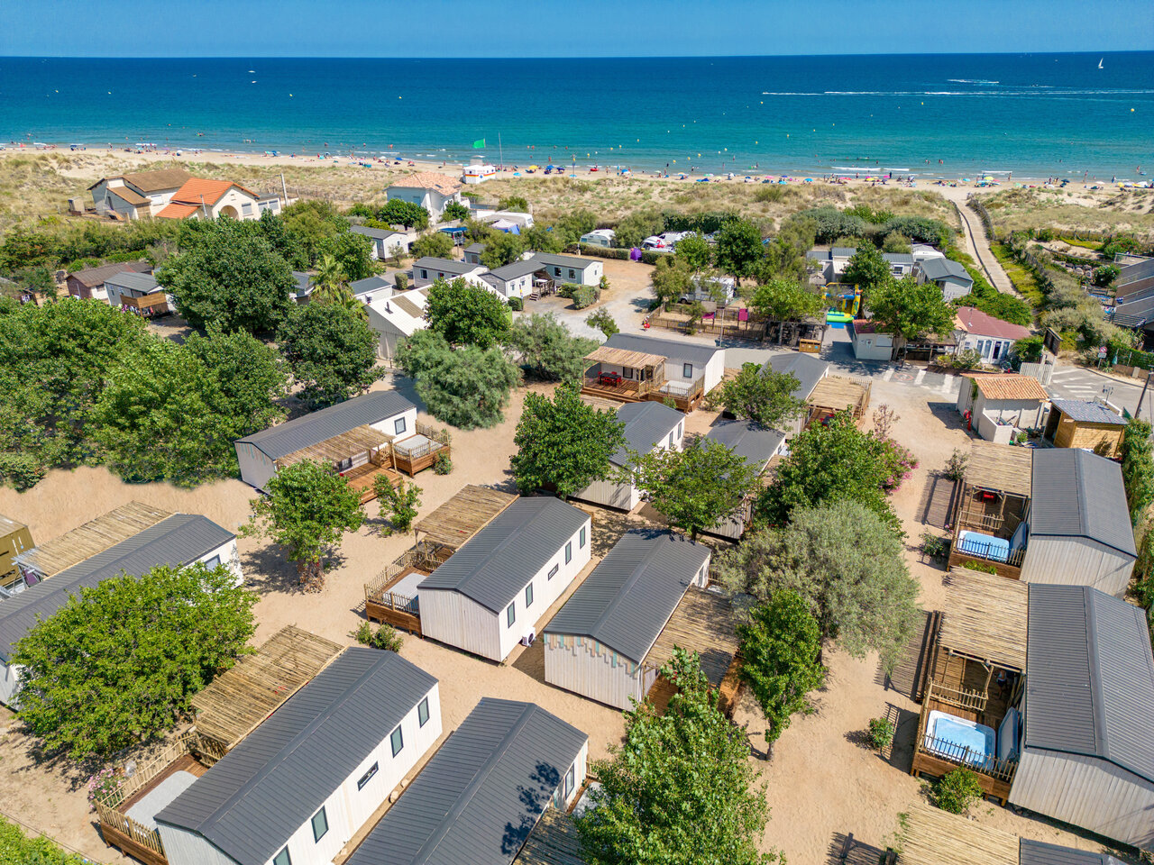 Mobilheime mit Whirlpools, Strand und Meer, Camping CLICOCHIC Paradou Marseillan-Plage (34).