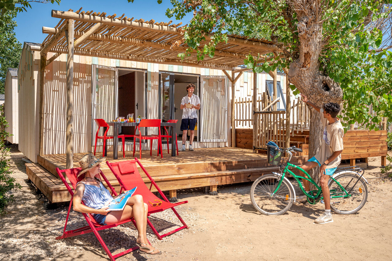 Modernes Mobil-home, schattige Terrasse, Familie auf Camping CLICOCHIC Paradou in Marseillan-Plage.