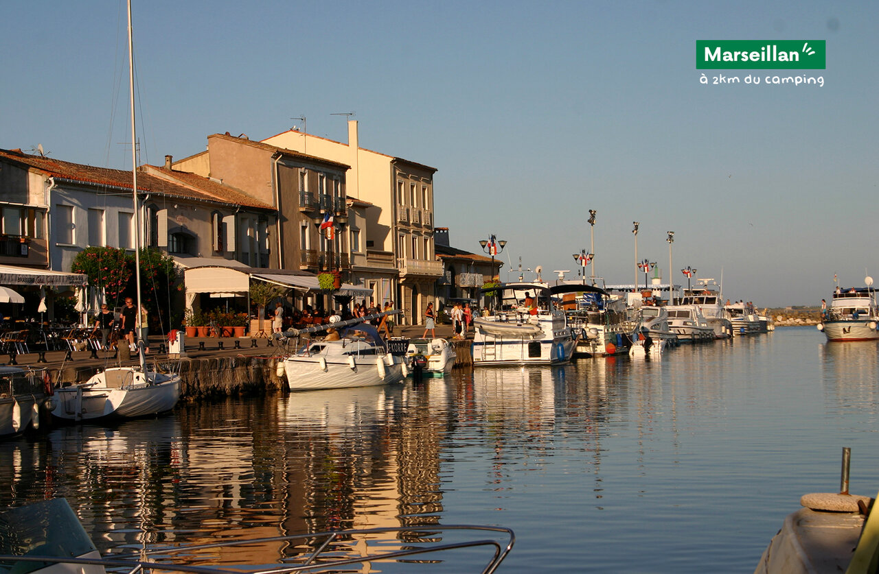 Hafen von Marseillan mit Booten und belebten Terrassen, in der N�he des Campings zu besuchen.