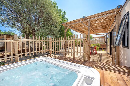 Privater Jacuzzi auf Mobil-home Terrasse auf Camping CLICOCHIC Paradou, Marseillan-Plage (34).