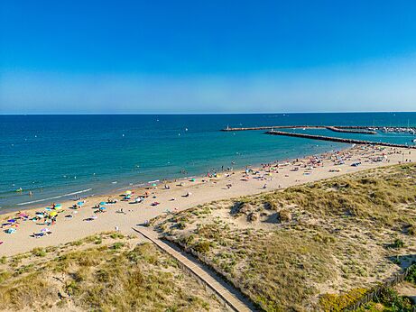Feiner Sandstrand, Mittelmeer, Luftaufnahme auf Camping CLICOCHIC Paradou.