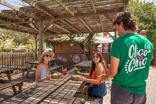 Schattige Au�enbar, Picknicktische auf dem Campingplatz CLICOCHIC Paradou in Marseillan-Plage.