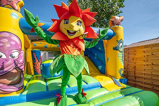 Maskottchen und riesiges H�pfburg-Spiel f�r Kinder auf Camping CLICOCHIC Paradou Marseillan-Plage.