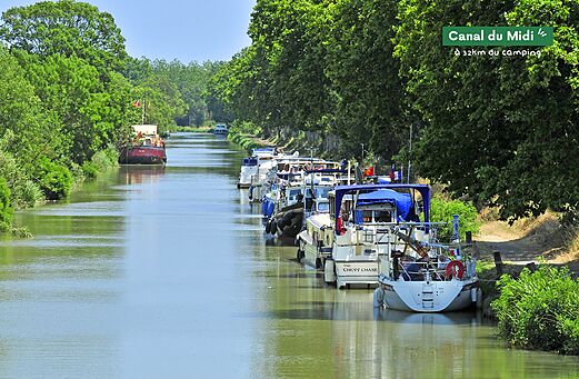 Canal du Midi mit festgemachten Booten, Ausflugsziel nahe Marseillan-Plage.