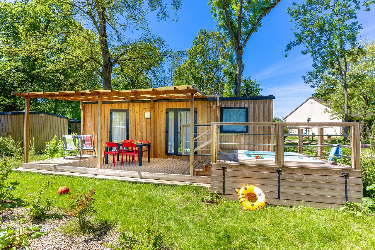 Modernes Mobilheim mit Terrasse, privatem Whirlpool auf dem Campingplatz CAPFUN Parc de Paris in Villevaud� (77).