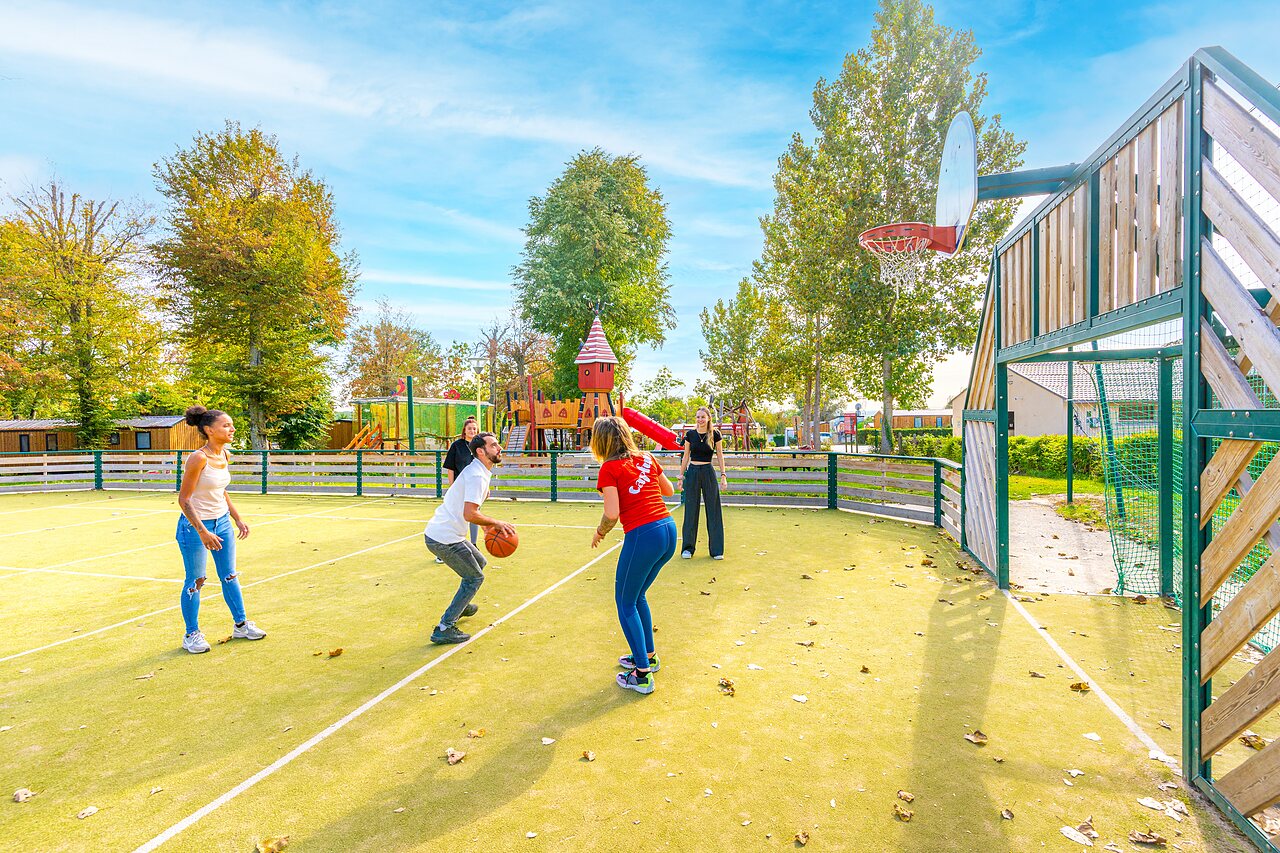 Basketball auf Multisportplatz auf dem Campingplatz CAPFUN Parc de Paris in Villevaud� (77).