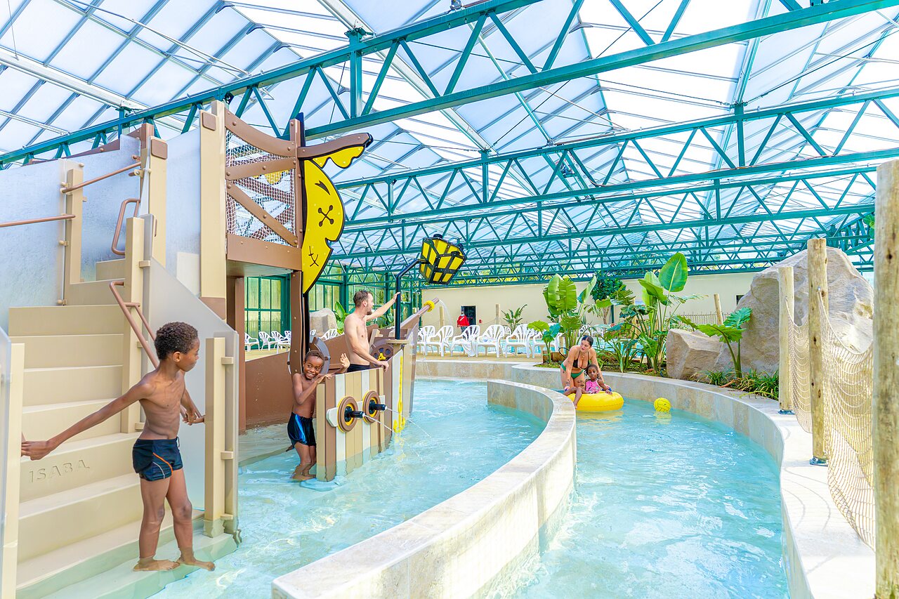 Hallenbad, Lazy River, Wasserspiele auf dem CAPFUN Parc de Paris.