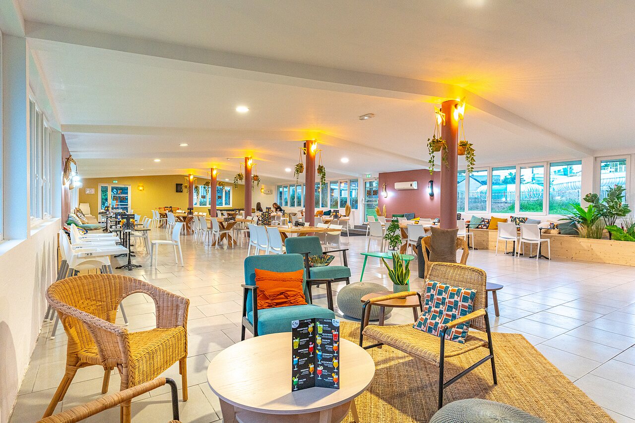 Modernes Restaurant und Bar, bequeme Sitzgelegenheiten, auf Camping CAPFUN Parc de Paris (77).
