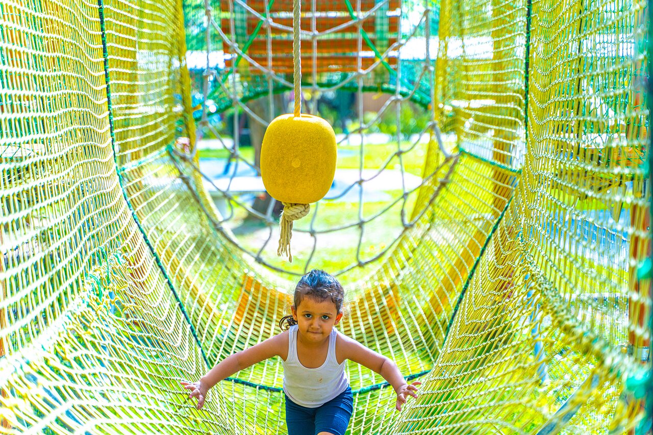 Kind in Netz-Spieltunnel auf Camping CAPFUN Parc de Paris in Villevaud� (77).