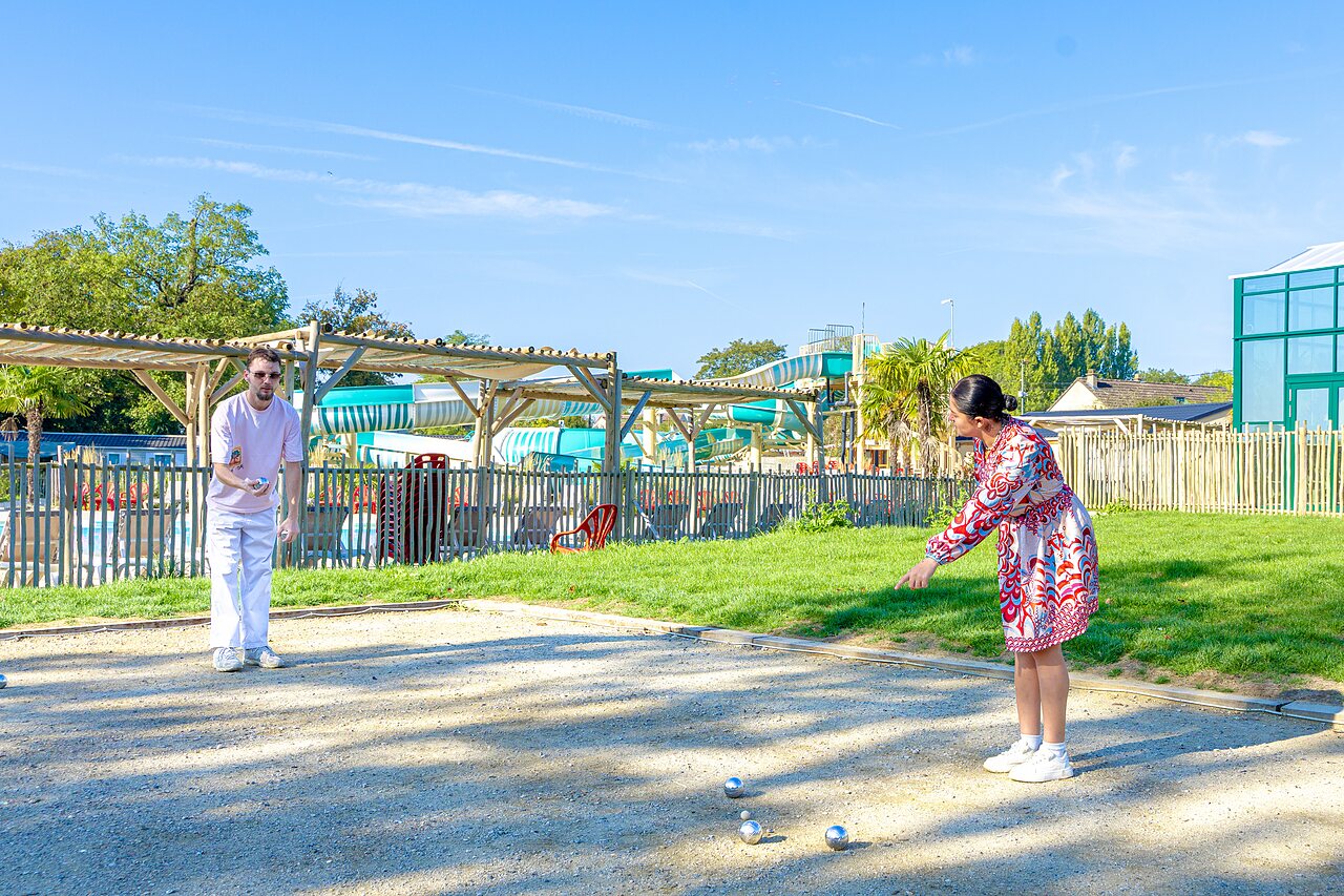 Petanque-Spiel und Wasserrutschen auf dem Campingplatz CAPFUN Parc de Paris in Villevaud� (77).