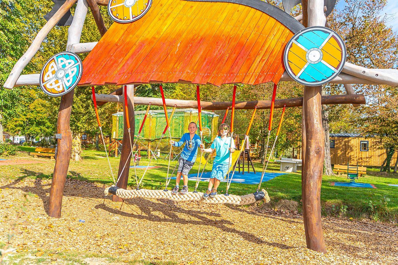Kinder haben Spa� auf Riesenschaukel, Spielplatz CAPFUN Parc de Paris (77).